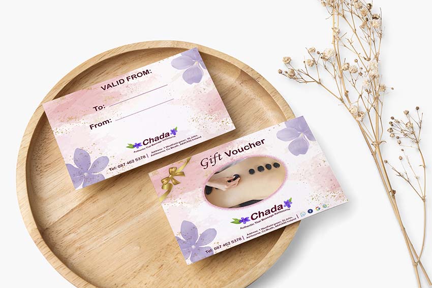 Flyer psd mockup on wooden plate in flat lay style